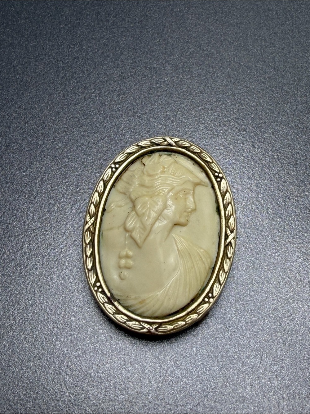 Vintage Victorian Cream Cameo Brooch #p03